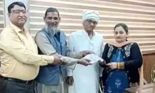 Scrap dealer ने गलती से 15 लाख रुपये के गहने लौटा दिए