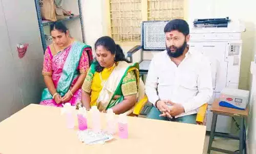 तीन कोर्ट कर्मचारियों को ACB ने 5 हजार रुपये की रिश्वत लेते हुए पकड़ा तीन कोर्ट कर्मचारियों को ACB ने 5 हजार रुपये की रिश्वत लेते हुए पकड़ा