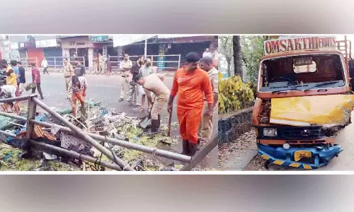 Kerala : मिनी लॉरी का कंट्रोल खो गया, वह कांटेदार तार की बाड़ से टकराकर पलट गई