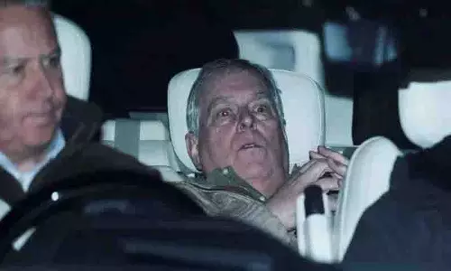 Epstein से जुड़े गलत व्यवहार के आरोपों में गिरफ्तारी के बाद प्रिंस एंड्रयू को रिहा कर दिया गया Epstein से जुड़े गलत व्यवहार के आरोपों में गिरफ्तारी के बाद प्रिंस एंड्रयू को रिहा कर दिया गया