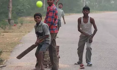 Karnataka : क्रिकेटर ने गलती से बम से खेला, बल्ला टकराने पर फटा, लड़का घायल Karnataka : क्रिकेटर ने गलती से बम से खेला, बल्ला टकराने पर फटा, लड़का घायल