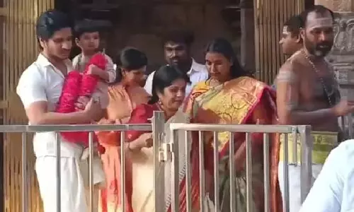Nikhil Siddhartha ने परिवार के साथ मुरुगन मंदिर में पूजा-अर्चना की Nikhil Siddhartha ने परिवार के साथ मुरुगन मंदिर में पूजा-अर्चना की