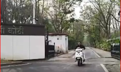 लापरवाही देखकर भड़क उठे कलेक्टर, कई अधिकारियों को कारण बताओ नोटिस, मचा हड़कंप लापरवाही देखकर भड़क उठे कलेक्टर, कई अधिकारियों को कारण बताओ नोटिस, मचा हड़कंप