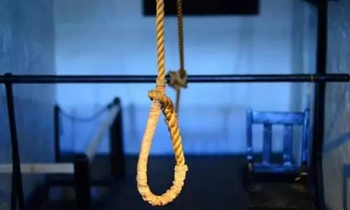 Bhopal : इंडिगो एयरलाइन मैनेजर ने फांसी लगाकर जान दी, पत्नी और 4 साल की बेटी को छोड़ा
