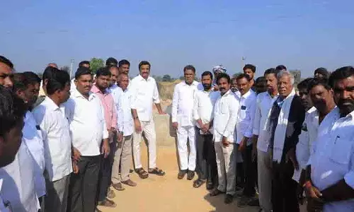 Kotta Prabhaker Reddy ने सिंचाई में लापरवाही को लेकर उत्तम कुमार रेड्डी की आलोचना की Kotta Prabhaker Reddy ने सिंचाई में लापरवाही को लेकर उत्तम कुमार रेड्डी की आलोचना की