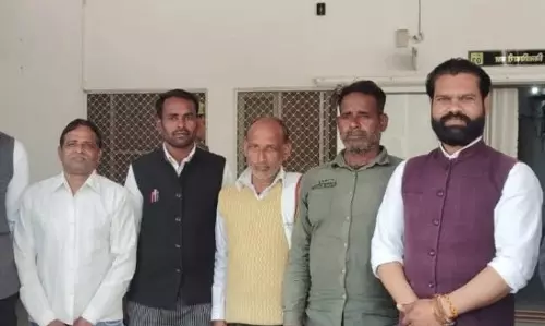 Farrukhabad: किसानों की जमीन पर बिना सहमति जेसीबी चलाने का आरोप Farrukhabad: किसानों की जमीन पर बिना सहमति जेसीबी चलाने का आरोप