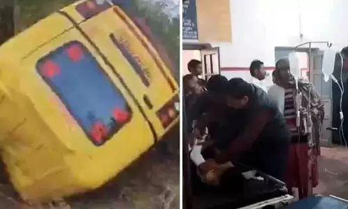 Raebareli में 20 बच्चों को ले जा रही स्कूल बस पलटी; 6 गंभीर रूप से घायल Raebareli में 20 बच्चों को ले जा रही स्कूल बस पलटी; 6 गंभीर रूप से घायल