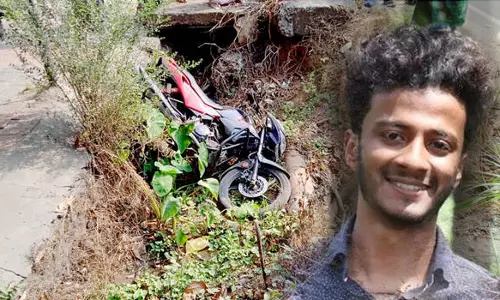 Kerala: सड़क पर गड्ढे के कारण जेस बेनी की मौत, हाई कोर्ट ने फटकार लगाई Kerala: सड़क पर गड्ढे के कारण जेस बेनी की मौत, हाई कोर्ट ने फटकार लगाई