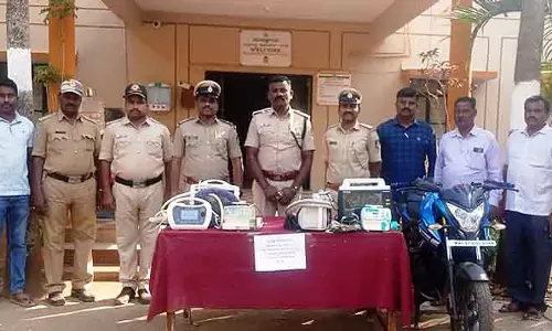 Haveri : काम से निकाले जाने के बाद एम्बुलेंस से मेडिकल उपकरण चोरी हो गए Haveri : काम से निकाले जाने के बाद एम्बुलेंस से मेडिकल उपकरण चोरी हो गए