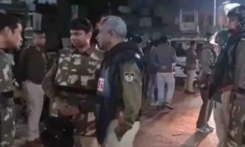 MP के शहर में सांप्रदायिक हिंसा भड़की, पुलिस ने आंसू गैस के गोले छोड़े MP के शहर में सांप्रदायिक हिंसा भड़की, पुलिस ने आंसू गैस के गोले छोड़े