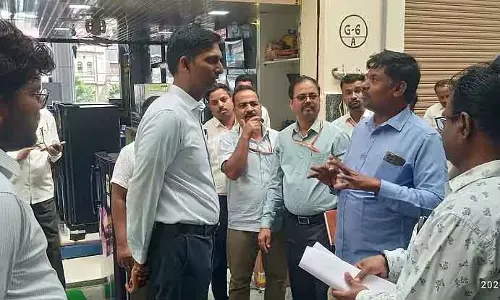 लाभार्थियों को घर सौंपें: District Collector