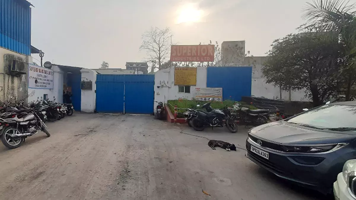 Bareilly: सुपीरियर शराब फैक्ट्री पर आयकर का शिकंजा, 48 घंटे से जांच Bareilly: सुपीरियर शराब फैक्ट्री पर आयकर का शिकंजा, 48 घंटे से जांच