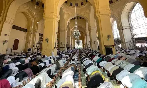 मक्का मस्जिद में पवित्र माहौल, Ramzan की पहली नमाज़-ए-जुमा के लिए हज़ारों लोग इकट्ठा हुए मक्का मस्जिद में पवित्र माहौल, Ramzan की पहली नमाज़-ए-जुमा के लिए हज़ारों लोग इकट्ठा हुए