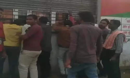 हथबंद और हिरमी के शासकीय शराब दुकानों में ओवररेट में बिक रही शराब हथबंद और हिरमी के शासकीय शराब दुकानों में ओवररेट में बिक रही शराब
