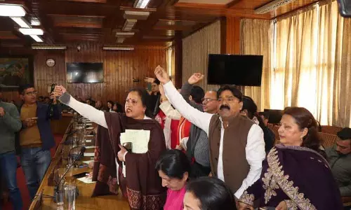 मेयर के बजट पेश करने पर बीजेपी पार्षदों ने शिमला MC सेशन से वॉकआउट किया