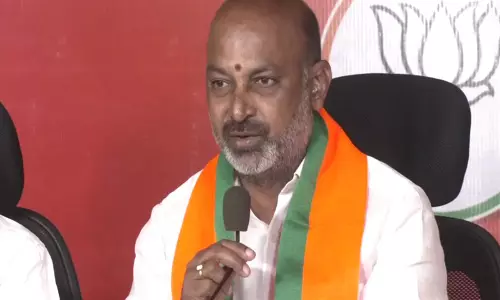 Bandi Sanjay ने तेलंगाना सरकार की आलोचना की, सौगनी कोमरैया का स्वागत किया