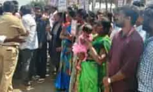 Bharti Cements फैक्ट्री पर जमीन अधिग्रहण विवाद के चलते प्रदर्शन