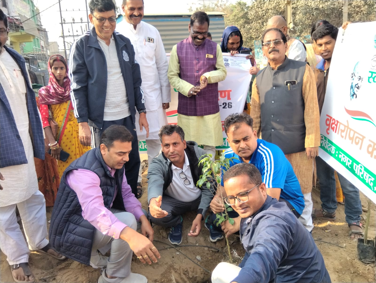 DM ने पौधारोपण के साथ की नगरीय स्वच्छता सर्वेक्षण का आह्वान