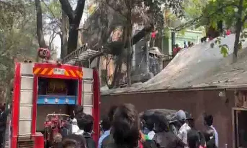 Pune के शिवाजीनगर में अन्ना होटल में आग लग गई Pune के शिवाजीनगर में अन्ना होटल में आग लग गई