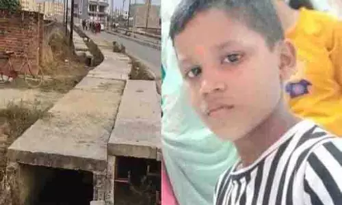 Heartbreaking Accident: लड़का खुले नाले में गिरकर मर गया Heartbreaking Accident: लड़का खुले नाले में गिरकर मर गया