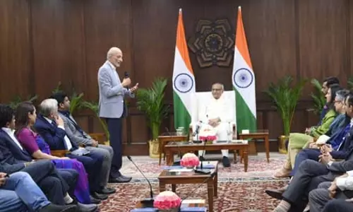 उपराष्ट्रपति सीपी राधाकृष्णन ने AI समिट के प्रतिनिधियों और सीईओ से की मुलाकात उपराष्ट्रपति सीपी राधाकृष्णन ने AI समिट के प्रतिनिधियों और सीईओ से की मुलाकात