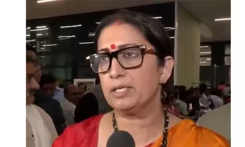 स्मृति ईरानी ने AI Summit में युवा कांग्रेस के शर्टलेस विरोध की निंदा की