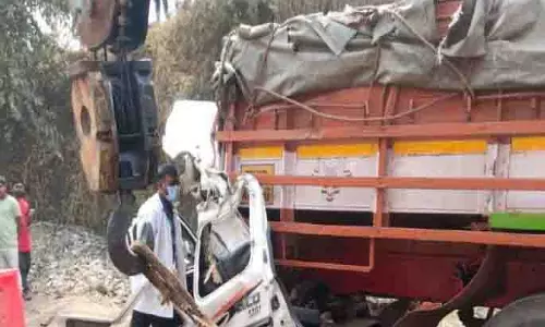 Gujarat Tragedy: वलसाड में कार-ट्रक टक्कर में एक ही परिवार के 7 लोगों की मौत Gujarat Tragedy: वलसाड में कार-ट्रक टक्कर में एक ही परिवार के 7 लोगों की मौत