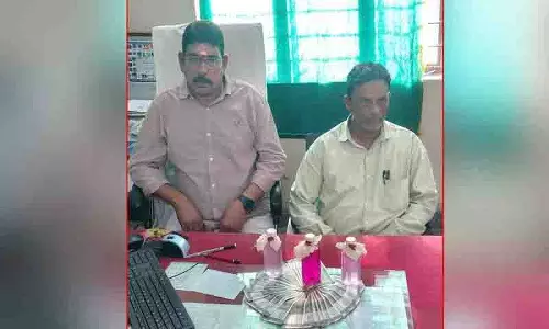 Sub-Registrar को एसीबी ने रिश्वत लेते पकड़ा Sub-Registrar को एसीबी ने रिश्वत लेते पकड़ा