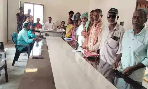 कोठागुडेम AEO साई श्रीजना ने किसानों से रजिस्टर करने की अपील की