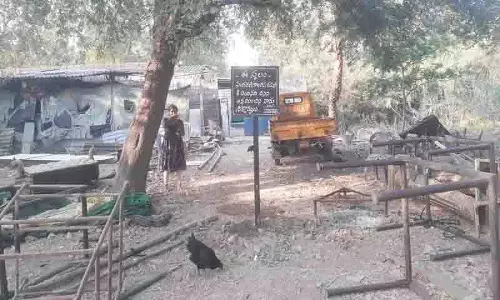 सिंगरेनी के अधिकारियों ने क्याथनपल्ली में BRS पार्षद के घर पर हमला किया
