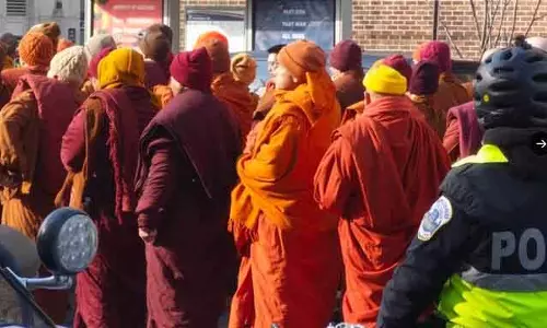 Sri Lanka में बौद्ध भिक्षुओं का सरकार के खिलाफ शांतिपूर्ण विरोध Sri Lanka में बौद्ध भिक्षुओं का सरकार के खिलाफ शांतिपूर्ण विरोध