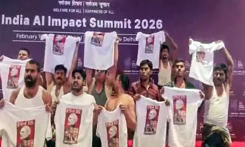 एआई शिखर सम्मेलन विरोध पर दिल्ली पुलिस ने चार IYC कार्यकर्ताओं को हिरासत में लिया एआई शिखर सम्मेलन विरोध पर दिल्ली पुलिस ने चार IYC कार्यकर्ताओं को हिरासत में लिया