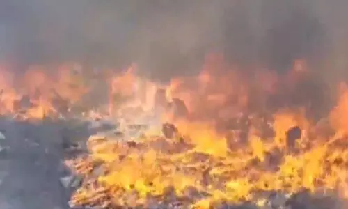 तमिलनाडु: Erode में प्लास्टिक बोरी के गोदाम में लगी आग तमिलनाडु: Erode में प्लास्टिक बोरी के गोदाम में लगी आग