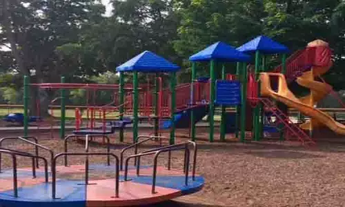 बच्चों के park में तोड़फोड़, राजनीतिक विवाद शुरू बच्चों के park में तोड़फोड़, राजनीतिक विवाद शुरू