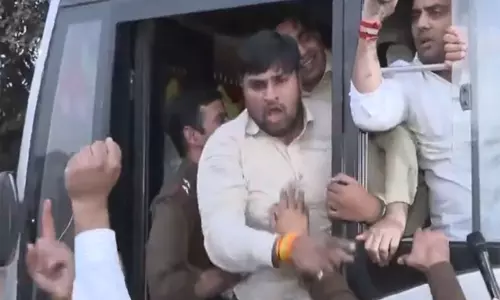 BJP युवा मोर्चा ने राहुल गांधी के आवास के बाहर प्रदर्शन किया, दिल्ली पुलिस ने हिरासत में लिया BJP युवा मोर्चा ने राहुल गांधी के आवास के बाहर प्रदर्शन किया, दिल्ली पुलिस ने हिरासत में लिया