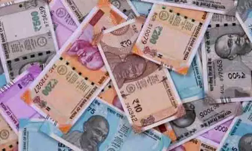 BDO ऑफिस में पैसों का बंडल! CCTV फुटेज वायरल, शोर BDO ऑफिस में पैसों का बंडल! CCTV फुटेज वायरल, शोर