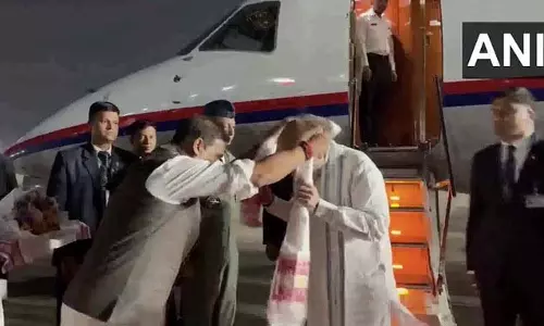 गृह मंत्री अमित शाह पहुंचे, CM हिमंत बिस्वा सरमा ने एयरपोर्ट पर किया स्वागत गृह मंत्री अमित शाह पहुंचे, CM हिमंत बिस्वा सरमा ने एयरपोर्ट पर किया स्वागत
