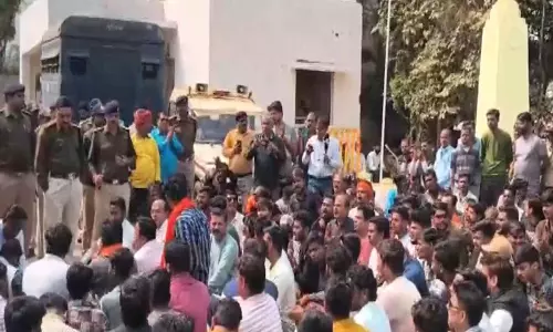 Madhya Pradesh: हिंदू संगठनों ने सिहोरा पुलिस के बाहर प्रदर्शन किया, पथराव पर कार्रवाई की मांग Madhya Pradesh: हिंदू संगठनों ने सिहोरा पुलिस के बाहर प्रदर्शन किया, पथराव पर कार्रवाई की मांग