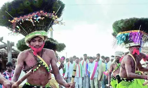 आदिवासियों ने Adilabad में घरों के हाउस नंबर और बिजली मीटर की मांग को लेकर धरना दिया आदिवासियों ने Adilabad में घरों के हाउस नंबर और बिजली मीटर की मांग को लेकर धरना दिया
