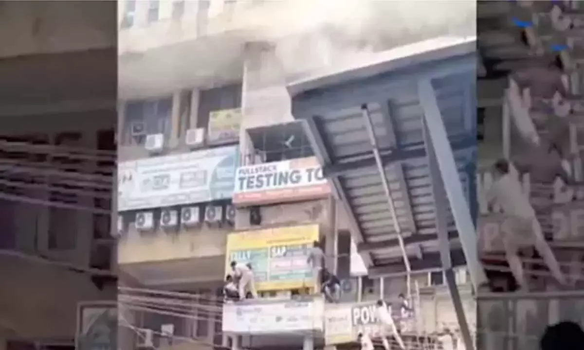 Telangana: अमीरपेट के मैत्रीवनम में आग लगी; स्टूडेंट्स को बचाया गया Telangana: अमीरपेट के मैत्रीवनम में आग लगी; स्टूडेंट्स को बचाया गया