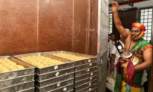 Tirupati लड्डू मामला: आंध्र प्रदेश सरकार ने एक सदस्यीय समिति का गठन किया Tirupati लड्डू मामला: आंध्र प्रदेश सरकार ने एक सदस्यीय समिति का गठन किया