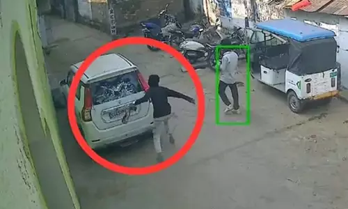 खड़ी कार का शीशा तोड़ा, वारदात सीसीटीवी में कैद