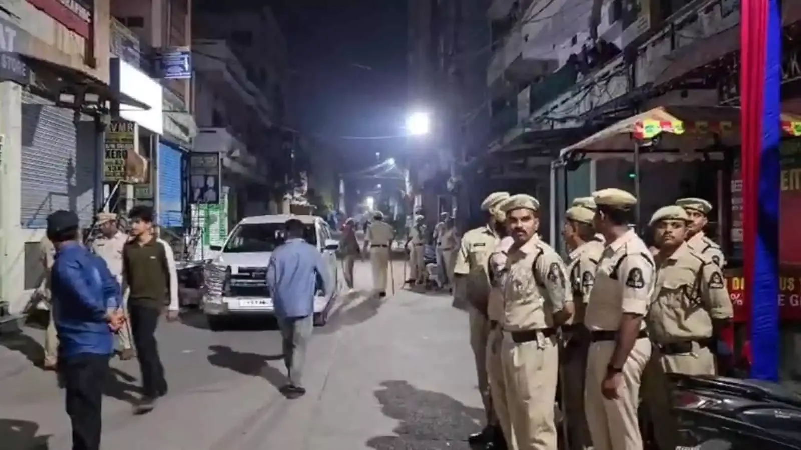 Hyderabad: तरावीह के दौरान मस्जिद के पास नारे लगने से हैदराबाद के अंबरपेट में तनाव Hyderabad: तरावीह के दौरान मस्जिद के पास नारे लगने से हैदराबाद के अंबरपेट में तनाव