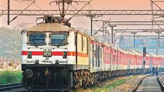 Tamil Nadu : पहली बार, 15 कोच वाली सबअर्बन इलेक्ट्रिक ट्रेन बनाई जा रही है Tamil Nadu : पहली बार, 15 कोच वाली सबअर्बन इलेक्ट्रिक ट्रेन बनाई जा रही है