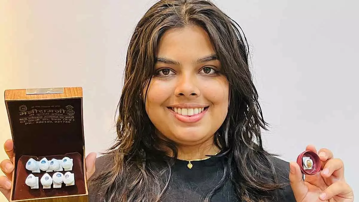 Indore : शहर के आर्टिस्ट ने आंवले पर मिनिएचर पेंटिंग बनाई, अलग-अलग रिकॉर्ड ऑर्गनाइज़ेशन से पहचान मिली Indore : शहर के आर्टिस्ट ने आंवले पर मिनिएचर पेंटिंग बनाई, अलग-अलग रिकॉर्ड ऑर्गनाइज़ेशन से पहचान मिली