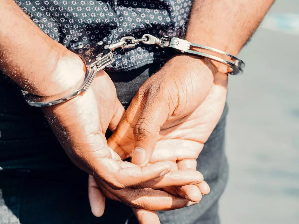 शादी से पहले फरार हुआ अधिकारी, रेप केस में गिरफ्तार शादी से पहले फरार हुआ अधिकारी, रेप केस में गिरफ्तार