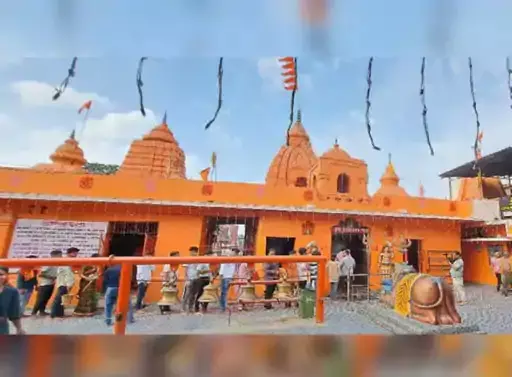 महादेव घाट में मंदिर दर्शन कर रही महिला की गोल्ड चेन चोरी महादेव घाट में मंदिर दर्शन कर रही महिला की गोल्ड चेन चोरी