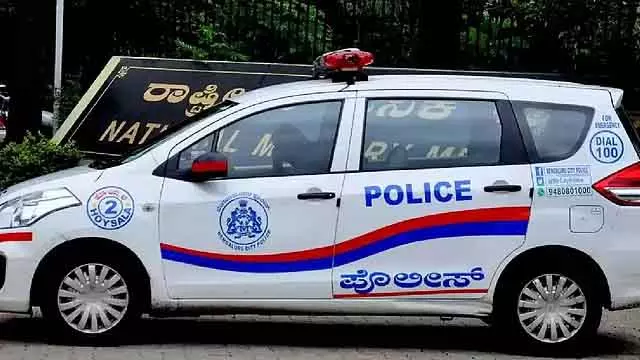 112 Hoysala कर्मियों ने तेज़ी से ऑपरेशन किया; आत्महत्या की कोशिश कर रही महिला को बचाया 112 Hoysala कर्मियों ने तेज़ी से ऑपरेशन किया; आत्महत्या की कोशिश कर रही महिला को बचाया