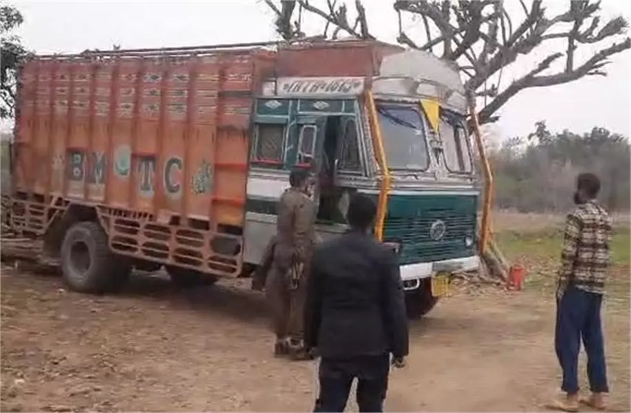 Jammu Kashmir: SDM की बड़ी कार्रवाई,अवैध सामान से लदा ट्रक ज़ब्त Jammu Kashmir: SDM की बड़ी कार्रवाई,अवैध सामान से लदा ट्रक ज़ब्त