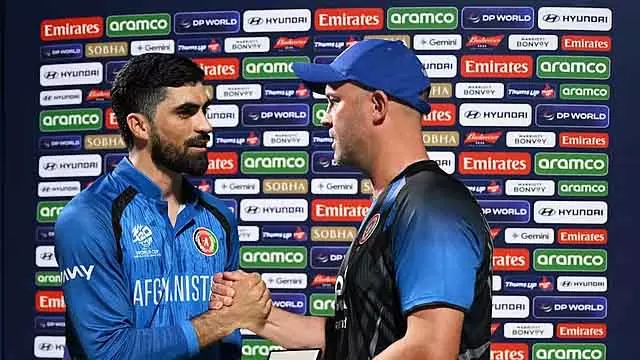 Afghan खिलाड़ी ने कोच को मैन ऑफ़ द मैच का अवॉर्ड दिया Afghan खिलाड़ी ने कोच को मैन ऑफ़ द मैच का अवॉर्ड दिया